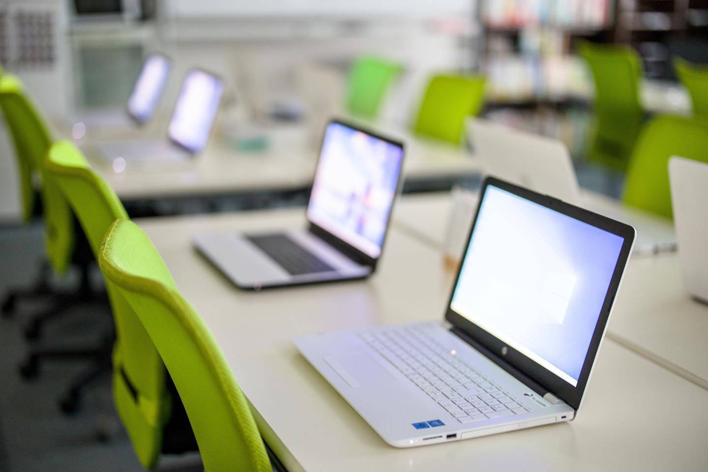 事業所内で模擬会社としてパソコン作業を行う訓練の様子