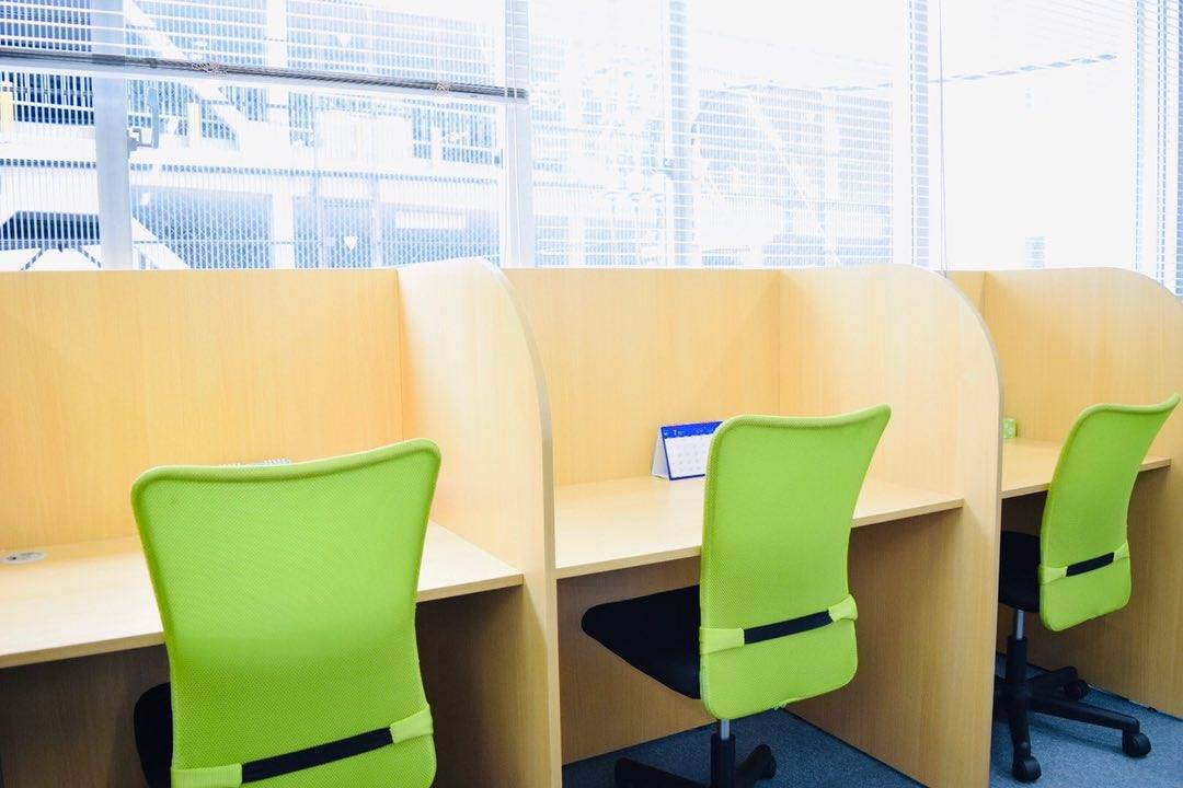 アイ・ワークス西明石の事業所内にある集中して作業できる個別ブースの様子