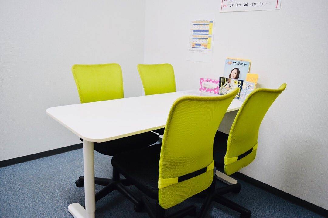 アイ・ワークス西明石の事業所内にある落ち着いて相談できる面談室の様子