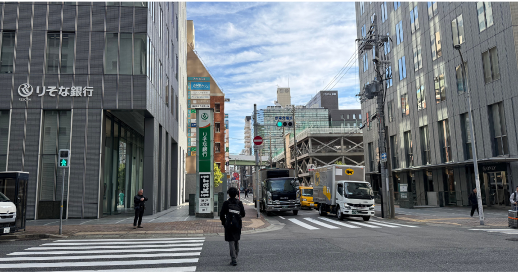 阪急神戸三宮駅からの道順 5:りそな銀行の交差点を直進