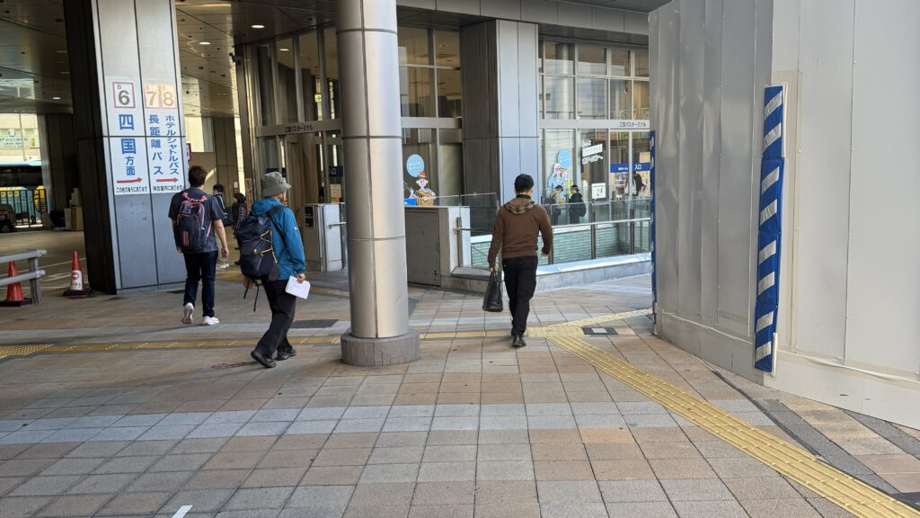 JR三ノ宮駅 東口からの道順 5:突き当たりを右へ