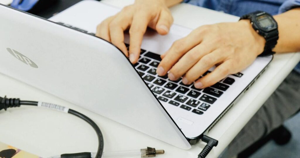 事業所内訓練でパソコン操作に取り組んでいる手元の様子