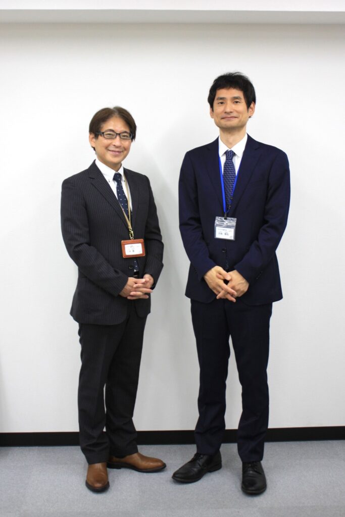 並んで立つスタッフ2人